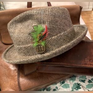 Lee Wool Tweed Fedora Hat | Feather Detail | Size 7 1/8 Taille Chapeau Trilby